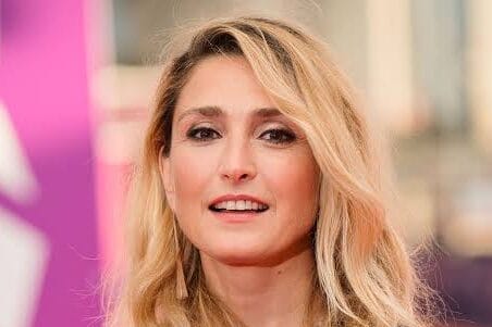 Julie Gayet : son engagement choc pour l’égalité hommes-femmes dévoilé ! 5 Julie Gayet