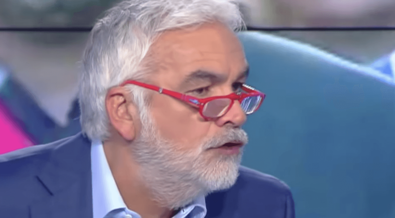 Pascal Praud coupe Élisabeth Lévy en plein débat