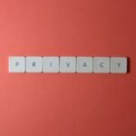 Illustration abstraite de données numériques et de cadenas symbolisant la protection de la vie privée en ligne.