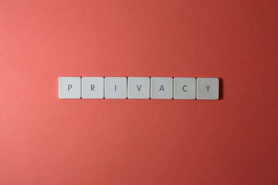 Illustration abstraite de données numériques et de cadenas symbolisant la protection de la vie privée en ligne.
