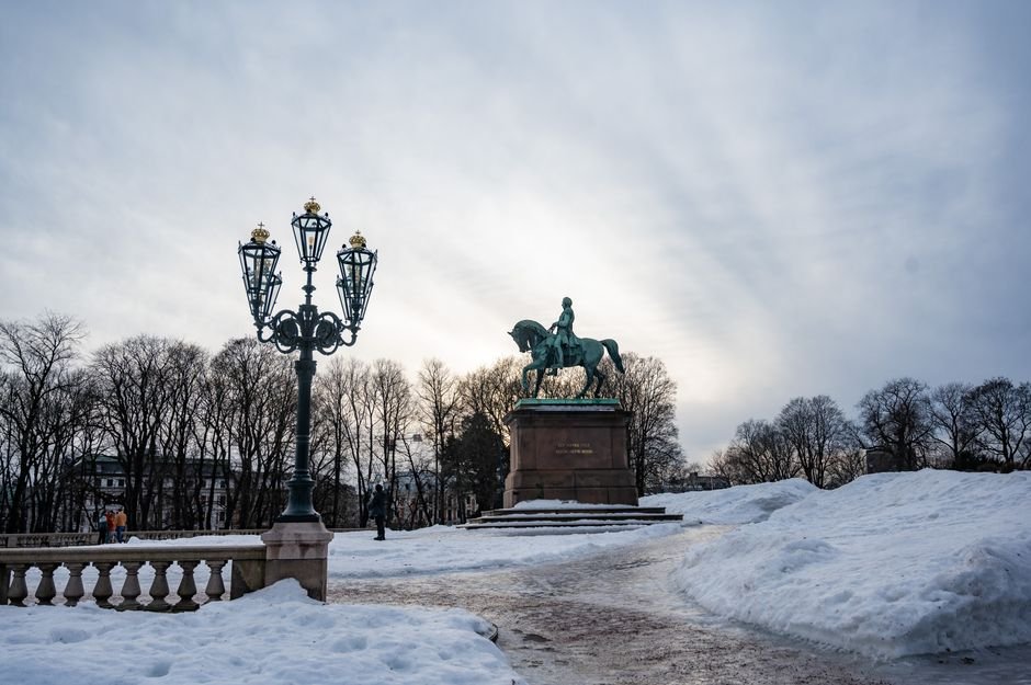 Des Norvégiens se rassemblent pacifiquement devant le palais royal d'Oslo pour rendre hommage au roi Harald V.