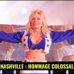 Dolly Parton Nashville : l'aéroport rebaptisé en hommage à la légende 13 Portrait de Dolly Parton souriante devant un avion