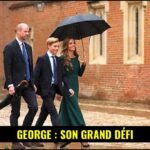 Le Prince George en uniforme scolaire devant le collège d'Eton